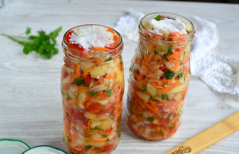 1. Этап. Овощная заправка на зиму: Посмотрите, как красиво заправка смотрится в банке! Закройте банки металлическими или капроновыми крышками и уберите в холодильник.