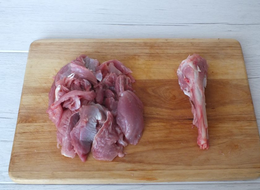 1. Этап. Фаршированная голень индейки в духовке: Отделите мясо от кости. От второй голени нам потребуется только кожа с косточкой.