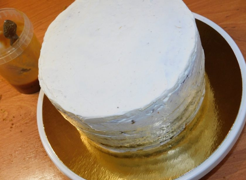 1. Этап. Торт Сладкая жизнь: Соберите торт. Дайте ему застыть в холодильнике несколько часов.