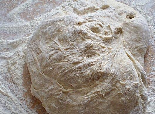 1. Этап. Булочки из дрожжевого теста с сахаром: 3. Всыпаем муку, вымешиваем тесто, затем накрываем его полотенцем и оставляем на 60 минут, тесто должно увеличиться в 2-3 раза. Готовое тесто выкладываем на стол и вымешиваем.