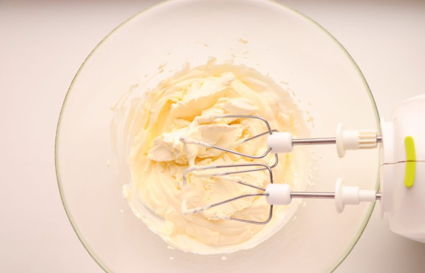 1. Этап. Лимонный тирамису: Затем добавьте маскарпоне и аккуратно перемешайте.