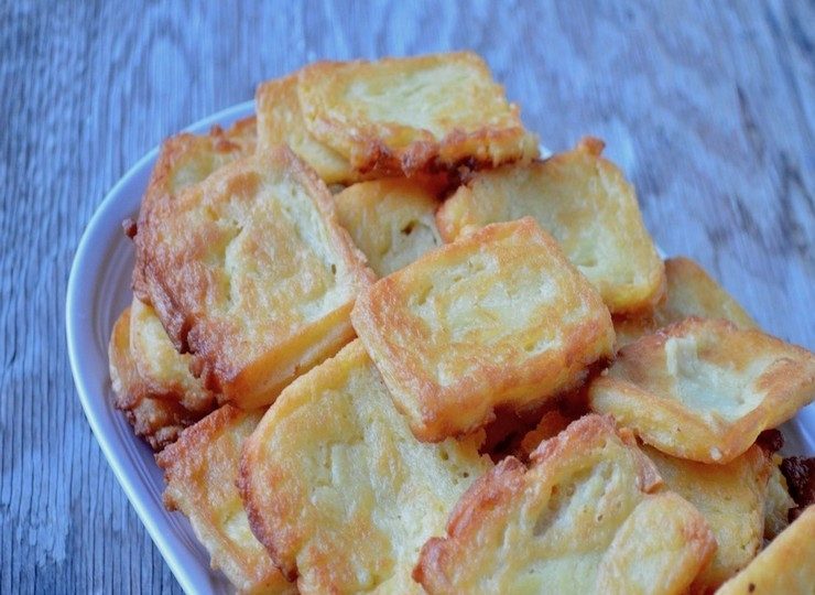 1. Этап. Оладьи из нутовой муки Панелле: 7. Выложите оладьи на поднос с бумажным полотенцем, чтобы удалить излишки масла.