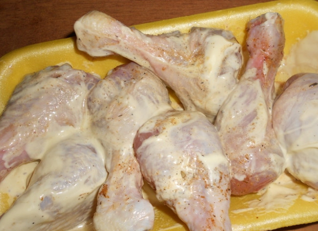 1. Этап. Куриные ножки с рисом в рукаве: 2. Лимон моем и разрезаем на 2 части, в миску выдавливаем лимонный сок (2 столовые ложки) и кладем майонез, перемешиваем. Готовой смесью смазываем ножки, убираем их в холодильник на 1 час.