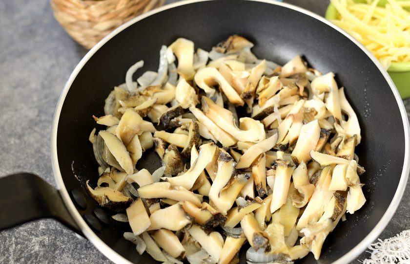 1. Этап. Рапаны в сливочном соусе: Рапаны нарежьте тонкой соломкой, переложите в сковороду, обжарьте быстро на сильном огне около минуты.