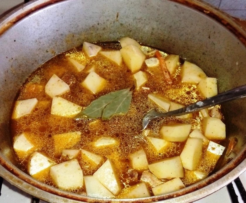 1. Этап. Жаркое по-домашнему из свинины с картошкой: 4. Заливаю содержимое казана водой, чтобы она слегка покрывала все, и готовлю после закипания на слабом огне около 40 минут.