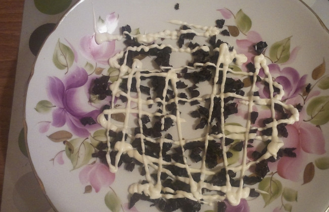 1. Этап. Белая береза (салат с черносливом): Кладем половину чернослива укладываем на дно салатницы, делаем сетку из майонеза.