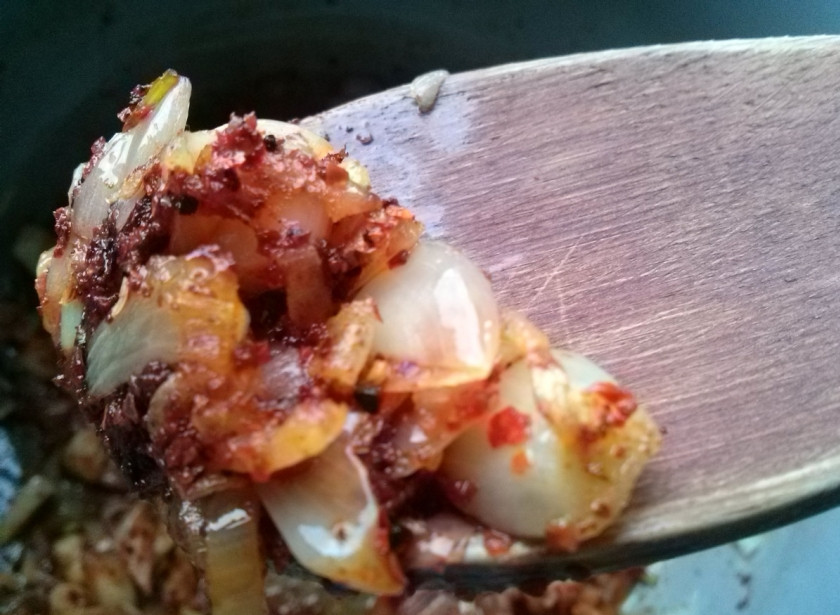 1. Этап. Гуляш по-венгерски с клецками: Промойте, обсушите и порежьте мясо на кубики 2х2 см. Включите мультиварку в режиме 