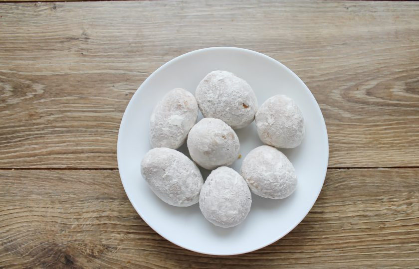 1. Этап. Картошка по-деревенски в микроволновке: Стряхните с картофеля лишнюю муку и выложите его на блюдо подходящее для микроволновой печи.