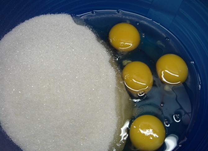 1. Этап. Поль Робсон торт: 1. В миску вбейте куриные яйца, добавьте к ним сахарный песок и взбивайте до образования посветлевшей смеси.