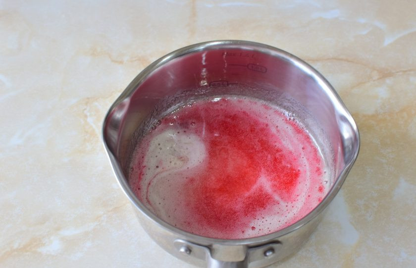 1. Этап. Медовые леденцы: В закипевшую массу можно добавить любой краситель. Сегодня леденцы будут красные. Варите сироп до 155 градусов.