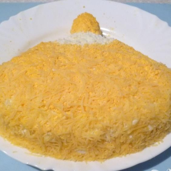 1. Этап. Салат Свеча: Сверху выложить натертые белки, а затем желтки и сыр, натертый на мелкой терке.