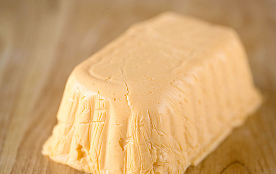 1. Этап. Сыр плавленый в мультиварке: Выливаем в приготовленную форму расплавленный сыр, ждём, когда масса остынет и ставим в холодильник на 2 - 3 часа. Когда сыр застыл, вынимаем из формы и можно приступать к лакомству. Приятного аппетита!