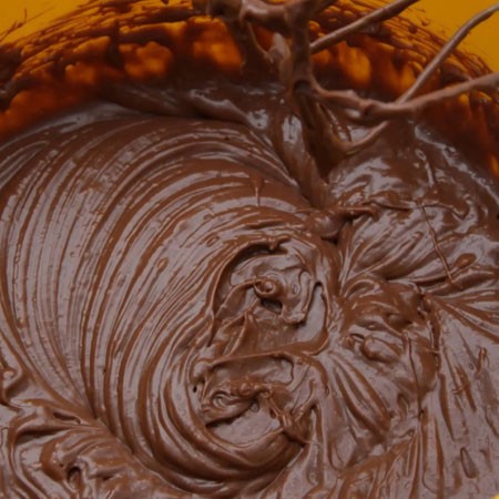 1. Stage. Chocolate Cream: Whip the remaining cream for about 5-10 minutes with a mixer, then add the chocolate cream and mix well. With ready-made cream, you can smear cake cakes, as well as use for outdoor decoration of cakes and desserts.