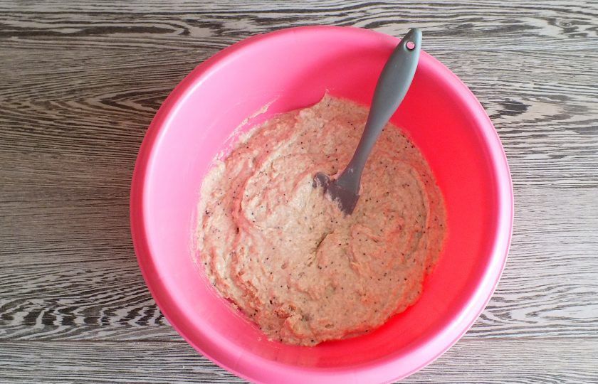 1. Этап. Цельнозерновой хлеб в мультиварке без дрожжей: Перемешайте тесто лопаткой.