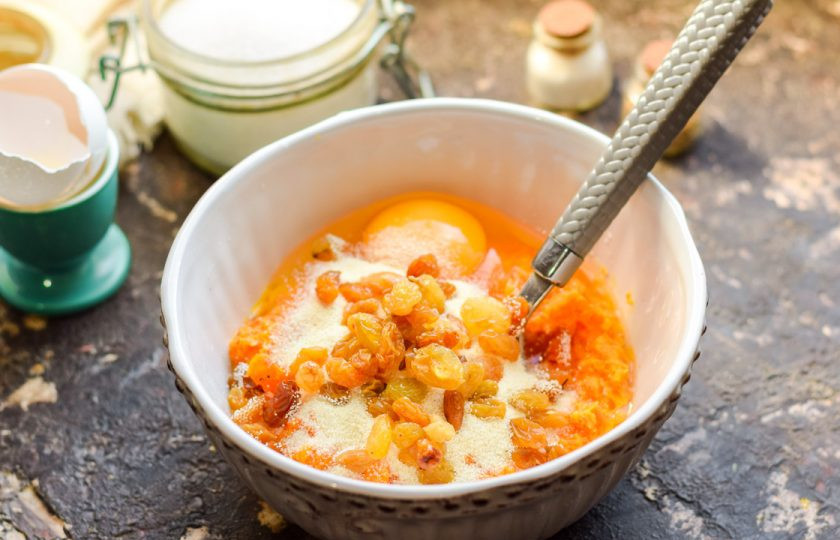 1. Этап. Морковные котлеты с изюмом: Добавьте следом изюм.