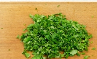 1. Этап. Салат из свежей моркови: Зелень помойте и мелко нашинкуйте.