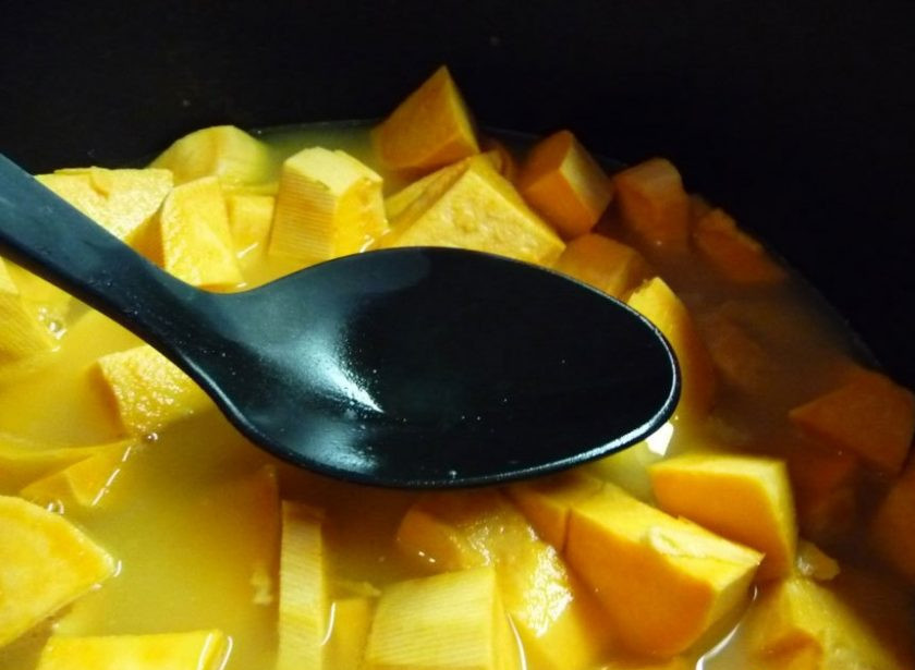 1. Этап. Суп-пюре из картофеля с авокадо: 2. В кастрюлю положите сливочное масло и растопите его, затем выложите подготовленные ингредиенты, а также крупно нарезанные зубчики чеснока, влейте бульон и варите около 20-30 минут (до готовности овощей).