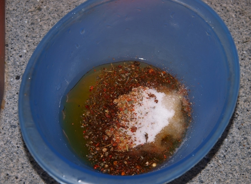 1. Этап. Свиная вырезка с розмарином: 7. В это время смешиваем оливковое масло со специями.