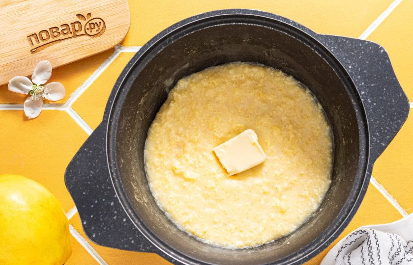 1. Этап. Пшенная каша с айвой: В конце добавьте кусочек сливочного масла. Перемешайте и дайте каше еще настояться 5 минут под крышкой.