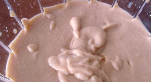 1. Этап. Рецепт булочек Синабон с карамелью: 3/4 карамели взбейте с сыром. Заливка готова.