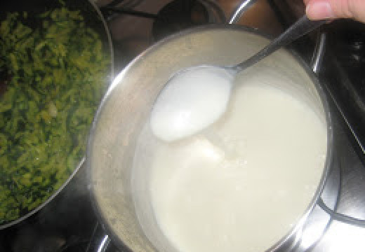 1. Этап. Лазанья из кабачков: Понемногу долейте молоко, все время помешивая и варите до загустения.