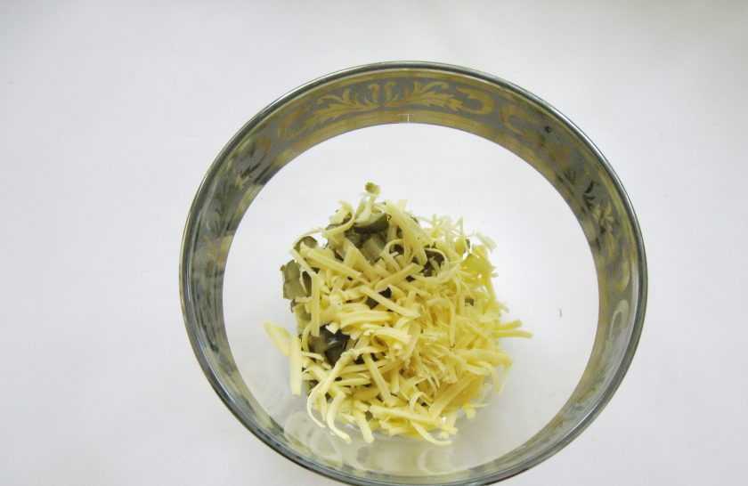 1. Этап. Салат из свеклы с зеленым горошком: Добавьте тертый сыр по вашему вкусу.