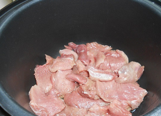 1. Этап. Свинина с помидорами и картофелем в мультиварке: 2. На дно чаши мультиварки налить немного растительного масла и отправить туда мясо. Рецепт приготовления свинины с помидорами в мультиварке имеет два варианта. При первом - мясо можно предварительно обжарить до появления легкой корочки, или же исключить этот этап.