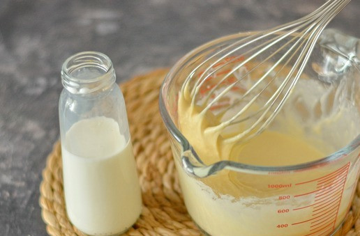 1. Этап. Блины на сливках: Теперь при помощи венчика начните медленно и методично смешивать сухую и жидкую часть теста. Первую порцию сливок и яйца важно размешать до гладкости и только потом вливать сливки ещё и ещё, размешивая тесто венчиком. Так вы избежите комков в тесте. Все сливки у вас должны войти в тесто примерно за три-четыре захода. Важный момент. Сливок может потребоваться чуть больше или чуть меньше указанного количества. Ведь мука имеет разную влагоёмкость и размер яиц также бывает разный. Поэтому ориентируйтесь на густоту теста. Самый простой ориентир - тесто по густоте должно напоминать кефир.