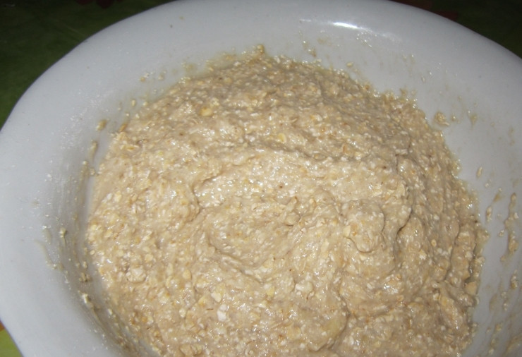 1. Этап. Печенье из банана и овсянки: Всыпьте к банановому пюре измельченные и целые овсяные хлопья. Растопите сливочное масло, его также влейте к остальным ингредиентам. Добавьте ванилин и сахар, все тщательно перемешайте.