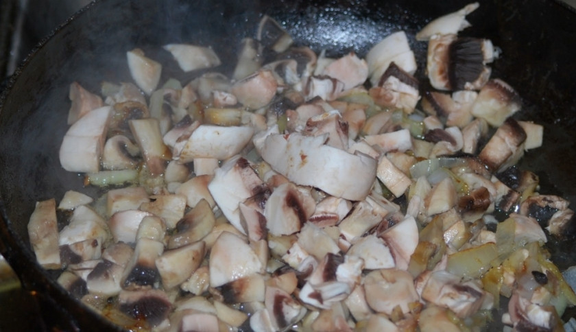 1. Этап. Грибная поджарка: Добавьте грибы к луку, перемешайте. Посолите.