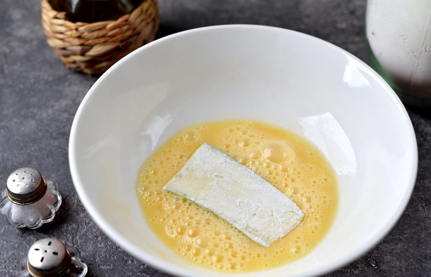 1. Этап. Сэндвичи из кабачков с сыром: Затем обваляйте каждый ломоть во взбитом яйце.