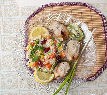 1. Этап. Запеченная скумбрия в мексиканском стиле: 6. Минут на тридцать, в разогретый духовой шкаф ставим противень, огонь должен быть средним. После вынимаем и раскладываем по тарелкам.