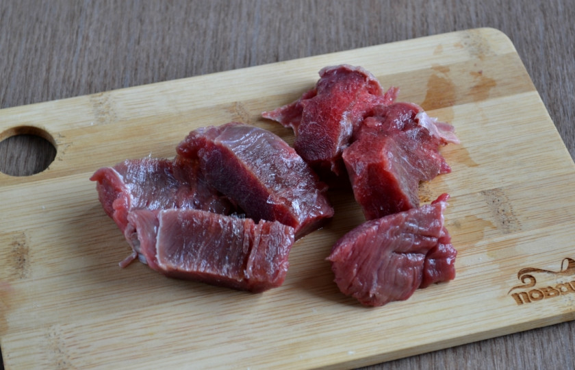 1. Этап. Тушеная квашеная капуста в мультиварке: 2. Говядину порежьте небольшими кусочками, натрите солью и перцем.