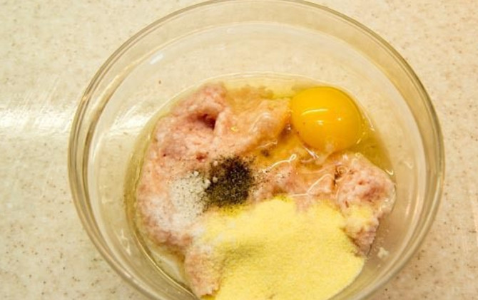 1. Этап. Суп гречневый с фрикадельками: 1. В миску выложите куриный фарш, добавьте к нему яйцо, манку, соль, перец, перемешайте и отправьте в холодильник. За это время манка немного разбухнет и фрикадельки не разварятся.