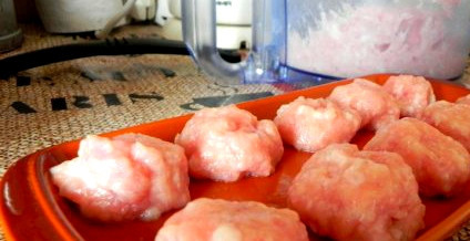 1. Этап. Суп с фрикадельками без зажарки: В фарш кладем 1 яйцо, оно скрепит фарш. Добавляем специи, соль, перец, часть нарезанного мелко лука. Перемешиваем тщательно. Часто в фарш кладут рис, но я решила сделать чисто мясные фрикадельки, так как дома не оказалось риса.