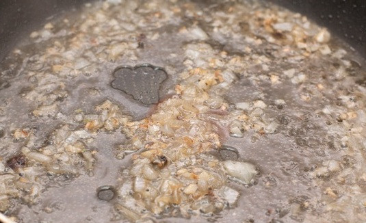 1. Этап. Отбивные под соусом: 3. В масле, на котором жарилось мясо, обжариваем мелко нарубленный чеснок, после чего добавляем к нему сливки. Тушим на слабом огне около 2-3 минут и снимаем с огня. Теперь этим соусом можно поливать наше мясо.