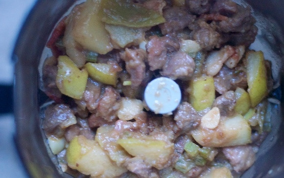 1. Этап. Паштет из куриных желудков: 4. Переложите все содержимое сковороды в чашу блендера.