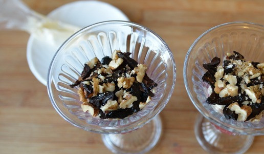 1. Этап. Салат Чингисхан: Чернослив режем полосками. Если чернослив сухой, то предварительно его запариваем. Орехи дробим на кусочки. Кладём следующим слоем орехи с черносливом. Наносим майонез.