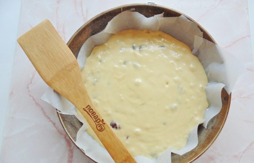 1. Этап. Пирог с ягодами и кремом: Выложите тесто в форму с пекарской бумагой.