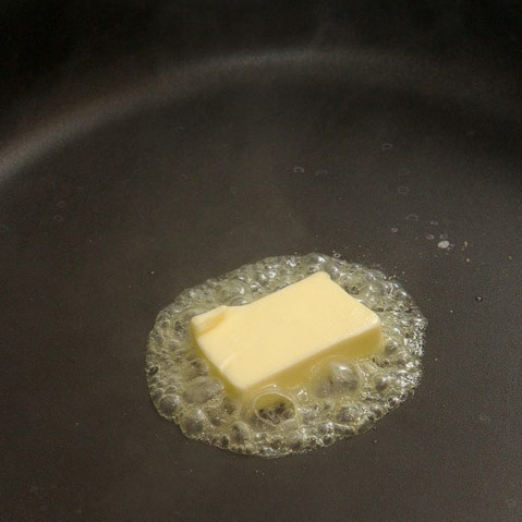 1. Этап. Жареная фасоль: Растопите в сковороде 1-2 ст. ложки сливочного масла.