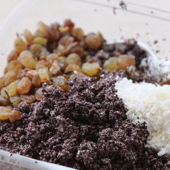 1. Этап. Петух с маковой начинкой: Смешиваем растертый мак, промытый изюм, кокосовую стружку, белки и мед.