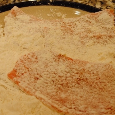 1. Этап. Отбивная по-милански: Получившиеся эскалопы сперва хорошенько обваливаем в муке.