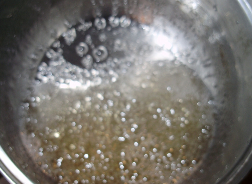 1. Этап. Крем для розочек на торт: В это же время ставим вариться на средний огонь сахар с горячей водой — варим до образования пузырьков, непрерывно перемешивая. В конце варки добавляем лимонную кислоту.