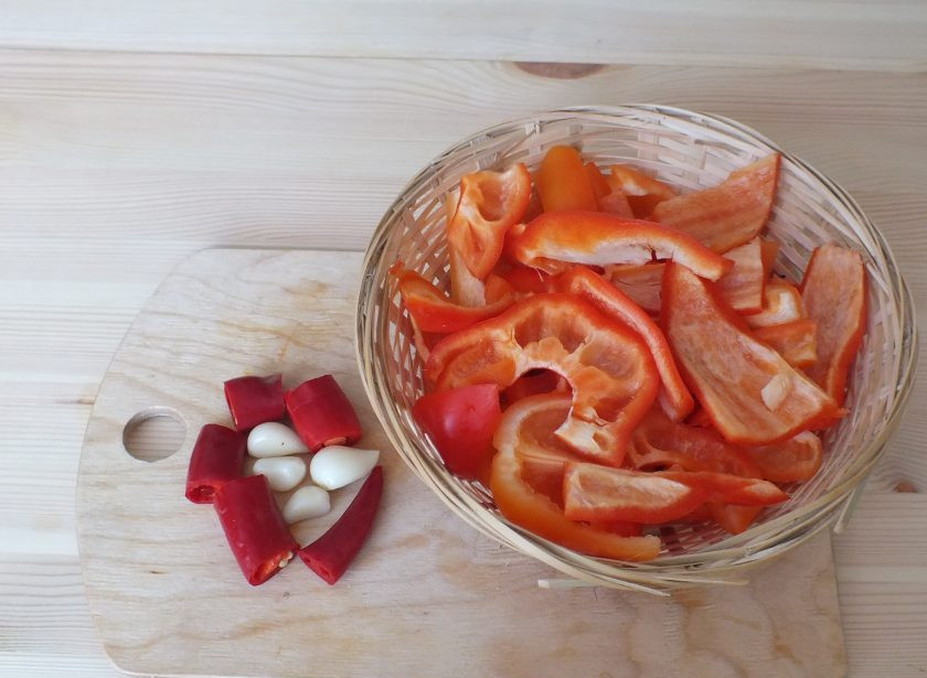 1. Этап. Острый салат на зиму: За это время почистите и нарежьте перец болгарский, острый перец, чеснок. Подготовленные овощи измельчите в блендере или на мясорубке с мелкой решеткой.