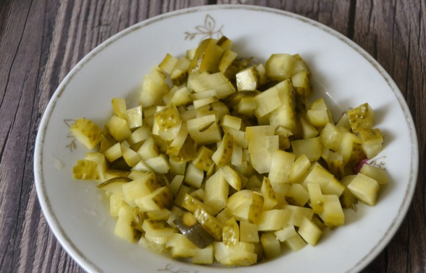 1. Этап. Салат Манон: Сделайте сначала всю нарезку, огурцы - мелким кубиком.