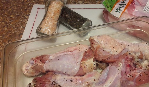 1. Этап. Крылья индейки к Новогоднему столу: Посолить, поперчить. Дать настояться в холодильнике