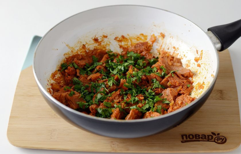 1. Этап. Соевое мясо в томатном соусе: В конце добавьте мелко порубленную петрушку.