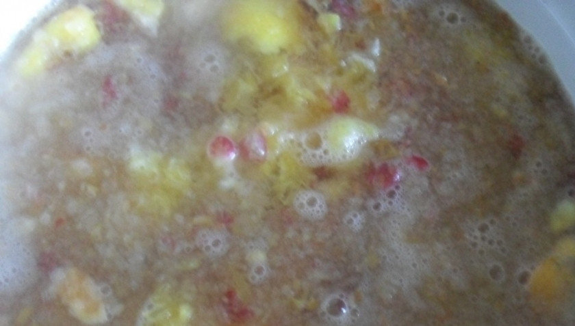 1. Этап. Ягодный морс: Воду закипятите, дайте ей слегка остыть. Мезгу сложите в кастрюлю. Залейте ее горячей водой. Дайте ей постоять под крышкой пятнадцать минут.