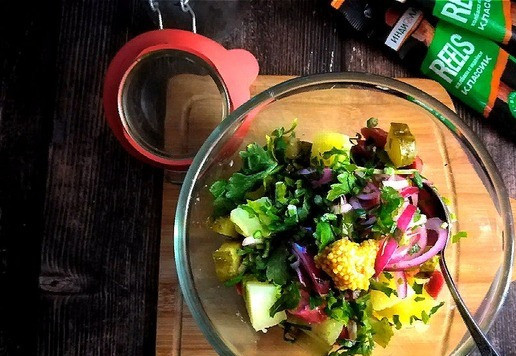 1. Этап. Картофельный салат по мотивам немецкого рецепта: Выкладываем лук в салатник, туда же отправляем порубленную петрушку, наливаем масло и добавляем горчицу.