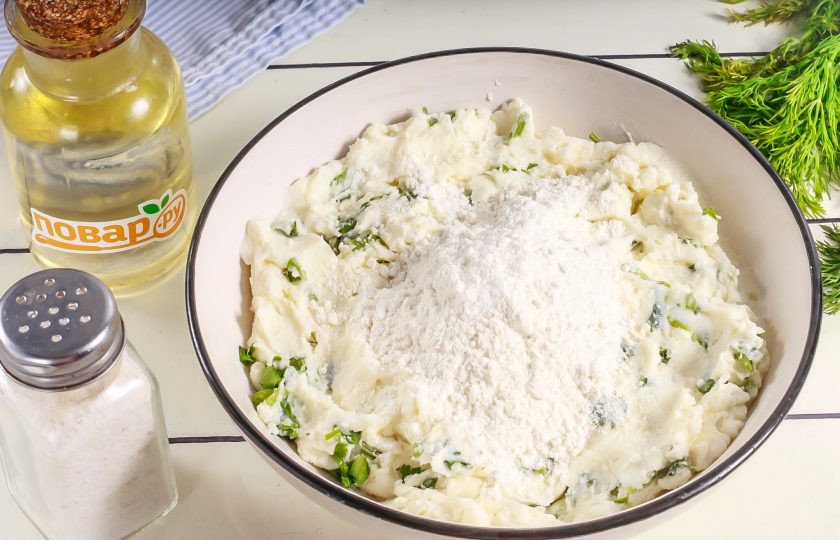 1. Этап. Сырники с кинзой: Всыпьте 2 ст.л. пшеничной муки и перемешайте. Оставшуюся муку высыпьте на тарелку для панировки заготовок.